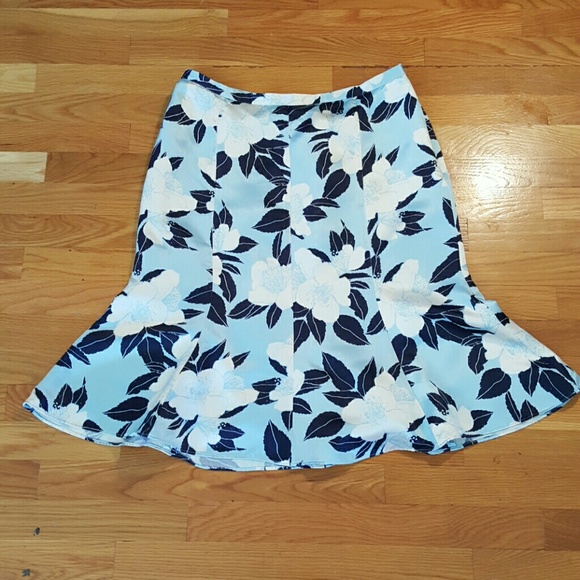 Banana Republic Dresses & Skirts - Banana Republic Blue Silk Floral Fit&Flare Trumpet